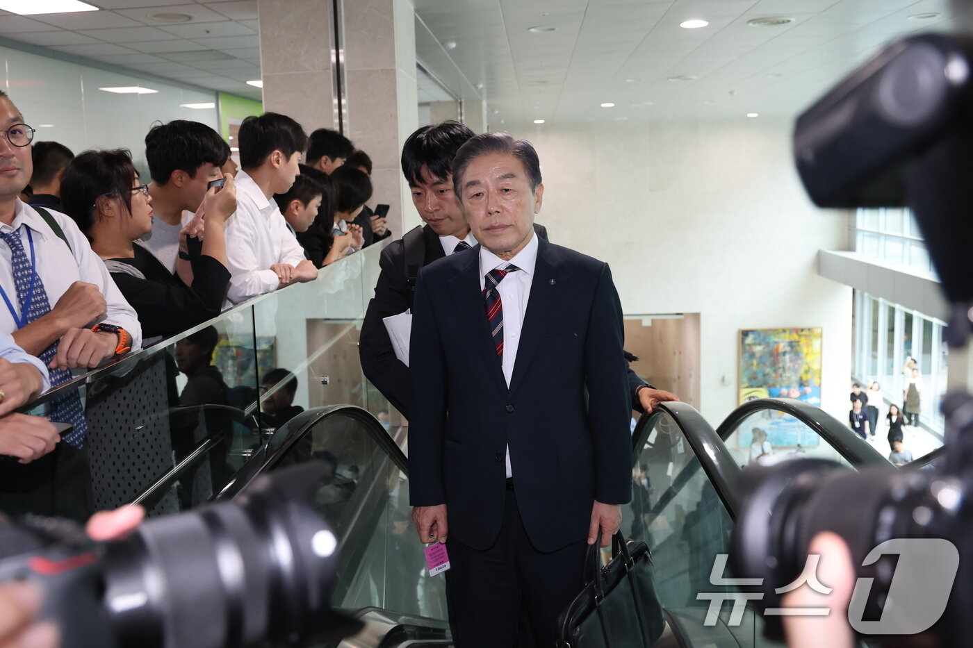 본문 이미지 - 김형석 독립기념관장이 8일 서울 여의도 국회에서 기자회견을 하기 위해 입장하고 있다. 2025.9.8/뉴스1 ⓒ News1 이승배 기자