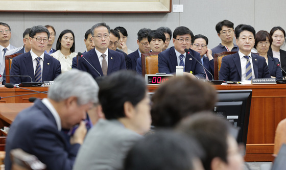 기후부 첫 시험대 '2035 NDC'…산업계 "부담" 환경단체는 "미흡" 반발