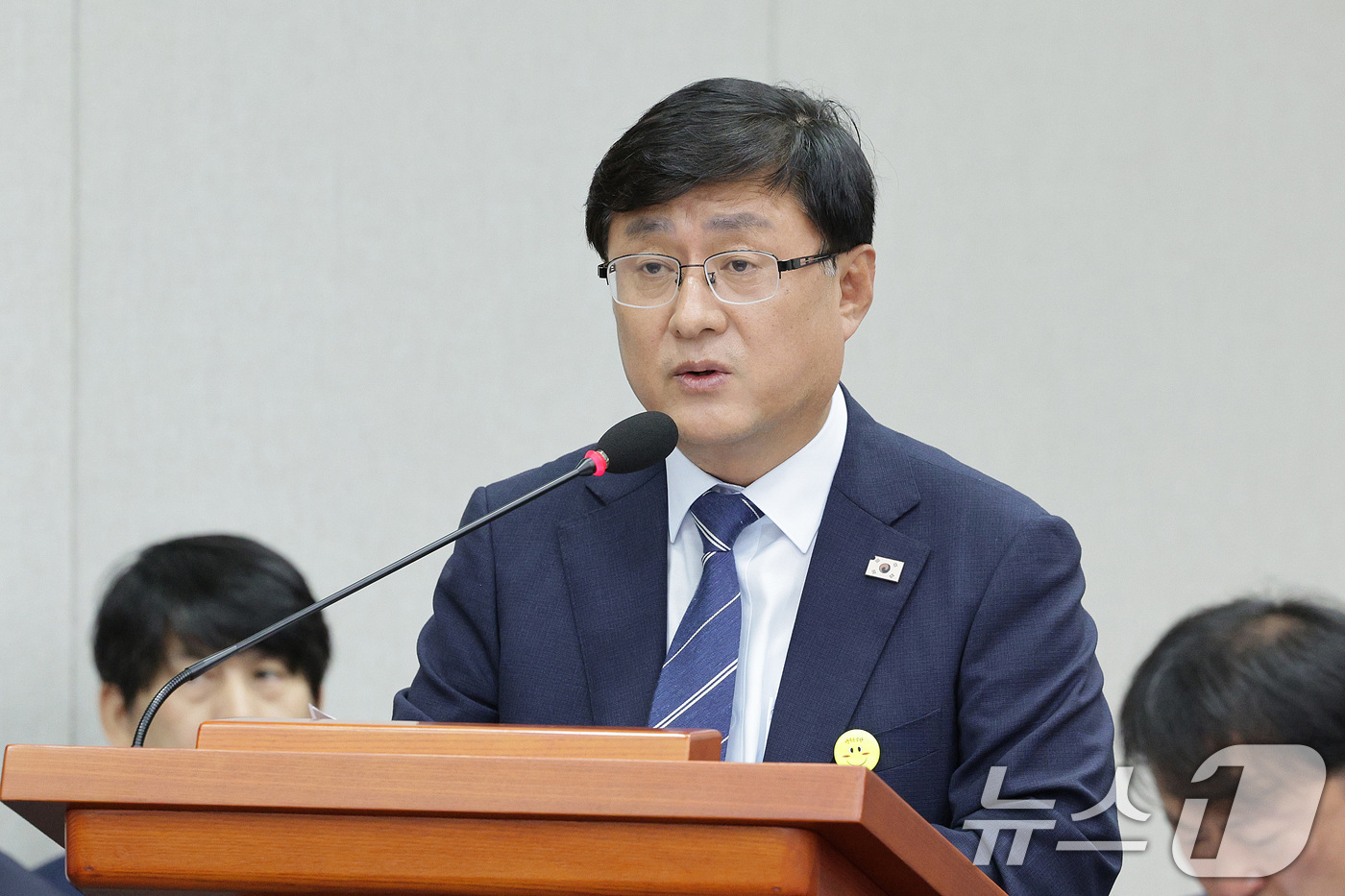 (서울=뉴스1) 신웅수 기자 = 김성환 환경부 장관이 8일 오전 서울 여의도 국회에서 열린 기후위기 특별위원회 전체회의에서 업무 보고를 하고 있다. 2025.9.8/뉴스1