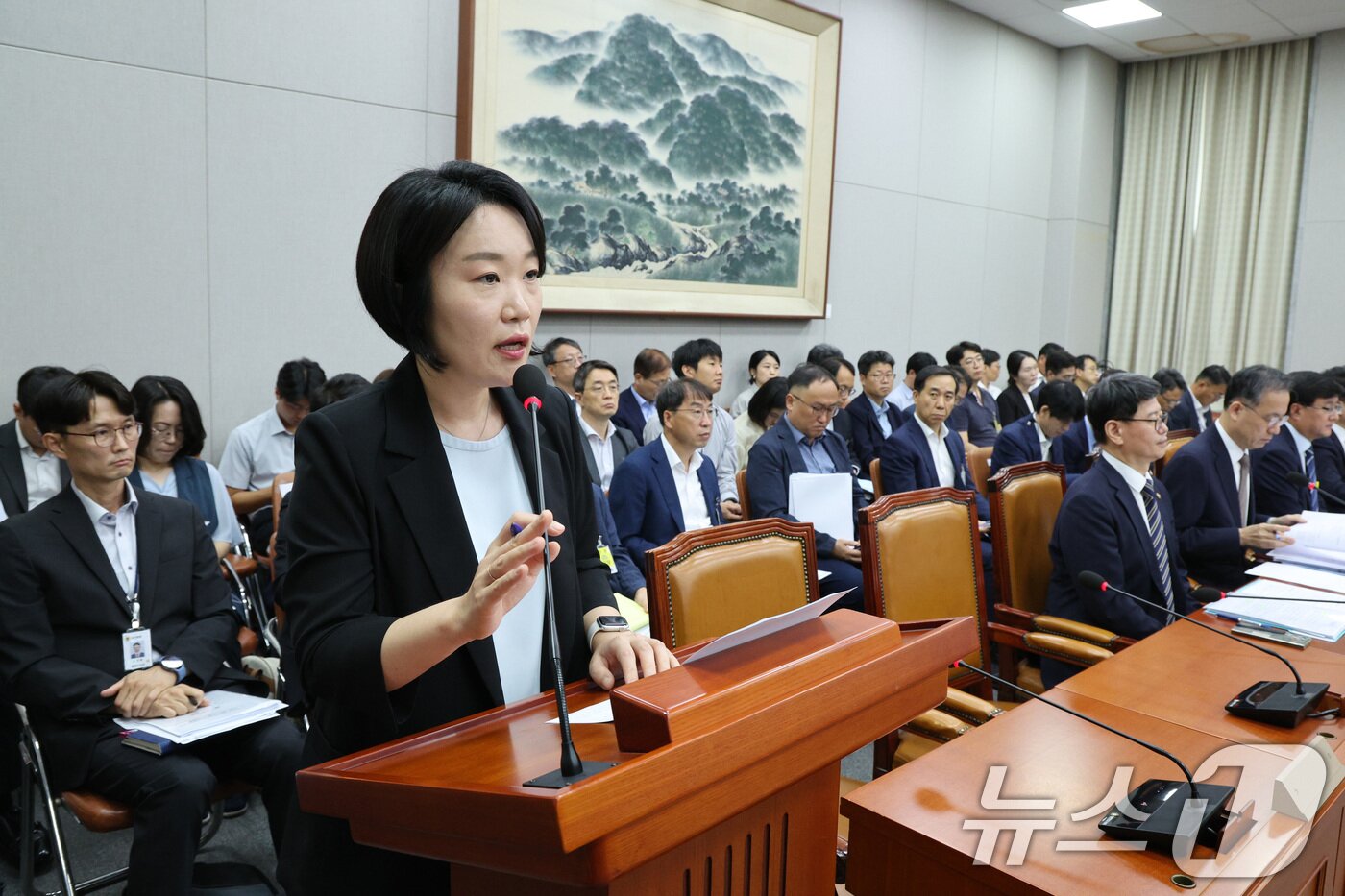 본문 이미지 - 이소영 더불어민주당 의원이 8일 오전 서울 여의도 국회에서 열린 기후위기 특별위원회 전체회의에서 제안 설명을 하고 있다. 2025.9.8 ⓒ 뉴스1 신웅수 기자