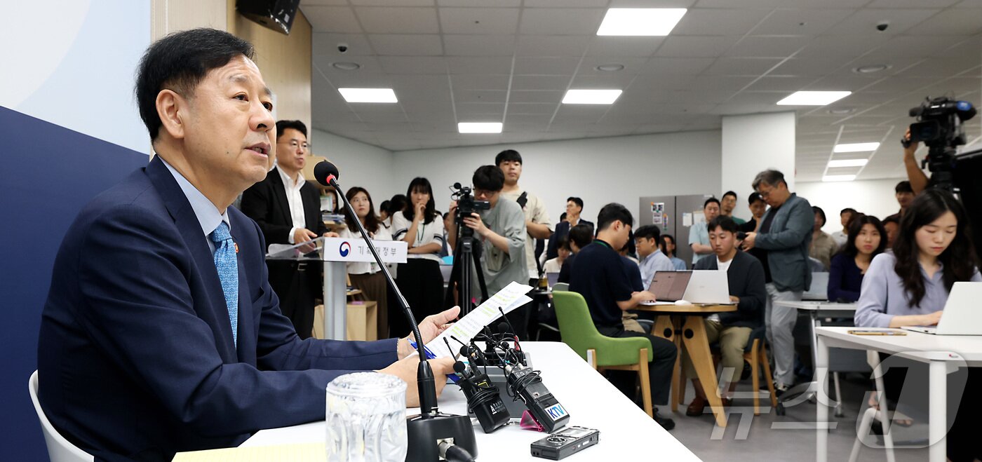 본문 이미지 - 구윤철 경제부총리 겸 기획재정부 장관이 8일 오전 세종시 정부세종청사에서 열린 출입기자단 간담회에 참석하여 현안 관련 내용을 설명하고 있다. 2025.9.8/뉴스1 ⓒ News1 김기남 기자