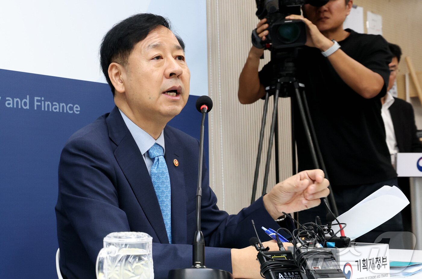 본문 이미지 - 구윤철 경제부총리 겸 기획재정부 장관이 8일 오전 세종시 정부세종청사에서 열린 출입기자단 간담회에 참석하여 현안 관련 내용을 설명하고 있다. 2025.9.8/뉴스1 ⓒ News1 김기남 기자