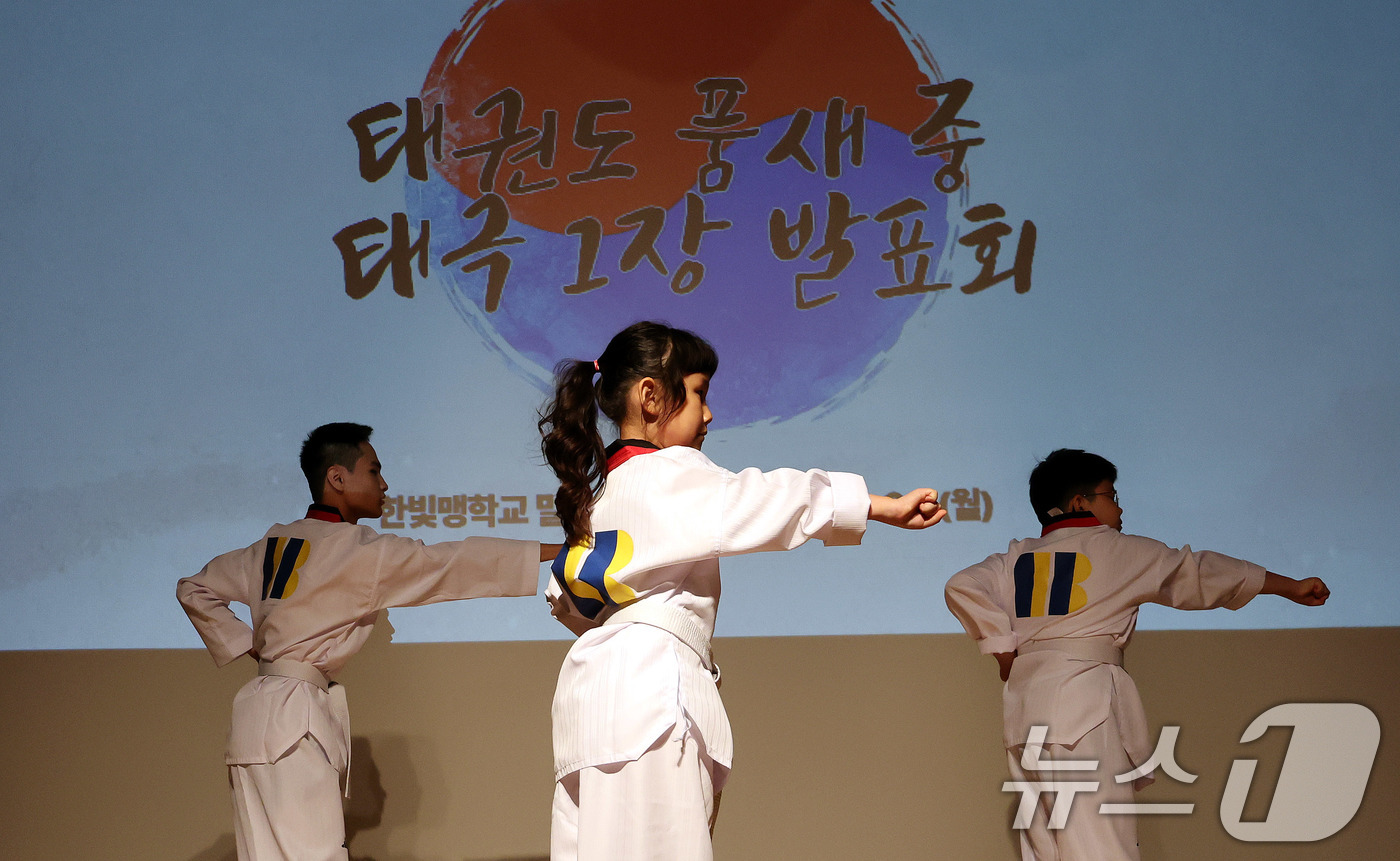 (서울=뉴스1) 박지혜 기자 = 8일 서울 강북구 한빛맹학교 강당에서 학생들이 태극 1장 품새를 선보이고 있다.서울시교육청은 시각장애 학생들이 태권도를 배우며 성장하는 '손끝으로 …