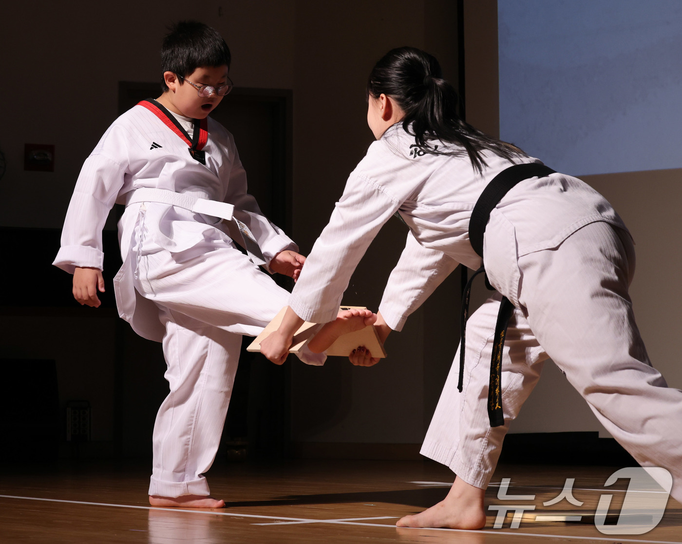 (서울=뉴스1) 박지혜 기자 = 8일 서울 강북구 한빛맹학교 강당에서 효정학교 학생이 격파 시범을 보이고 있다.서울시교육청은 시각장애 학생들이 태권도를 배우며 성장하는 '손끝으로 …