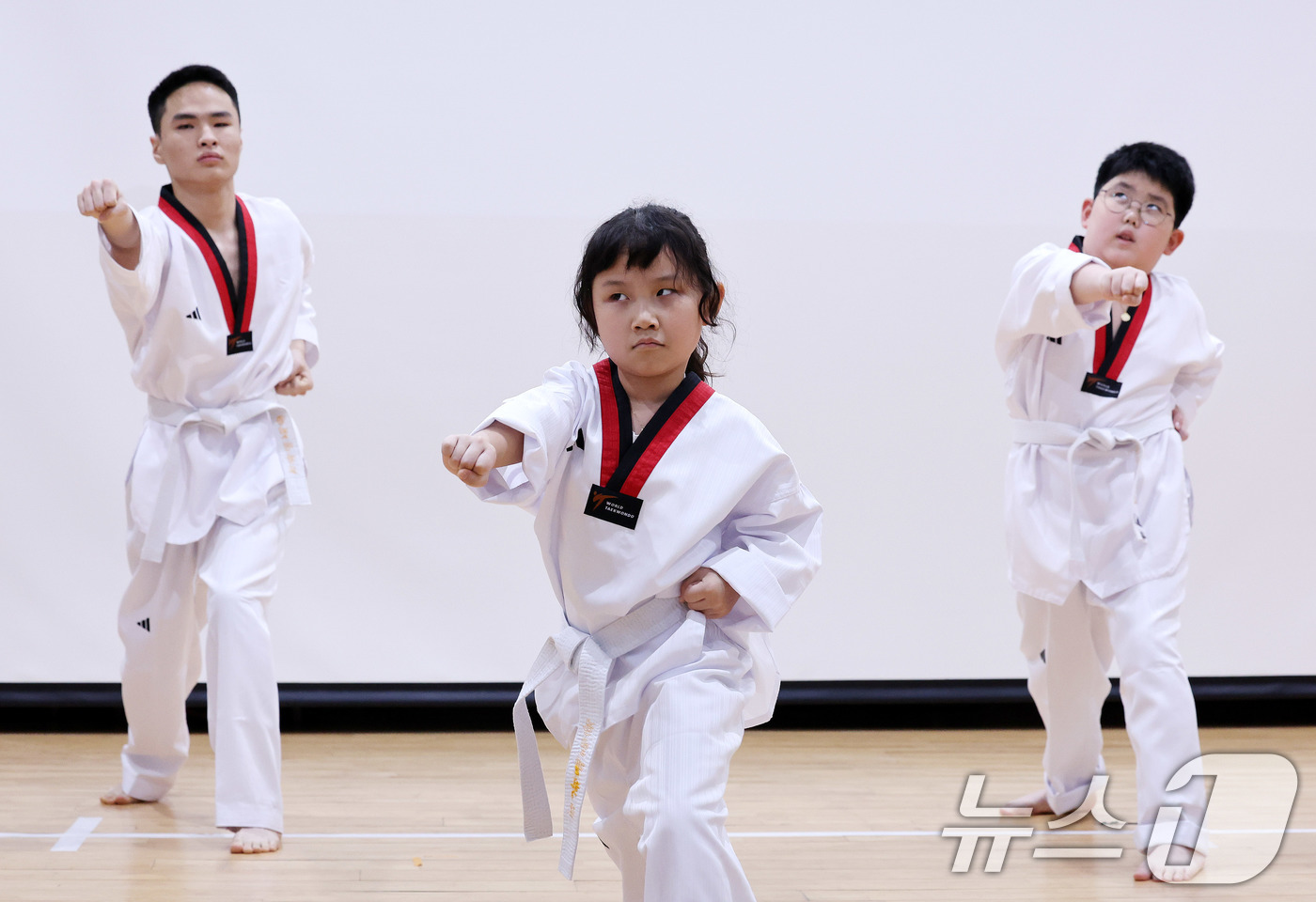 (서울=뉴스1) 박지혜 기자 = 8일 서울 강북구 한빛맹학교 강당에서 학생들이 태극 1장 품새를 선보이고 있다.서울시교육청은 시각장애 학생들이 태권도를 배우며 성장하는 '손끝으로 …