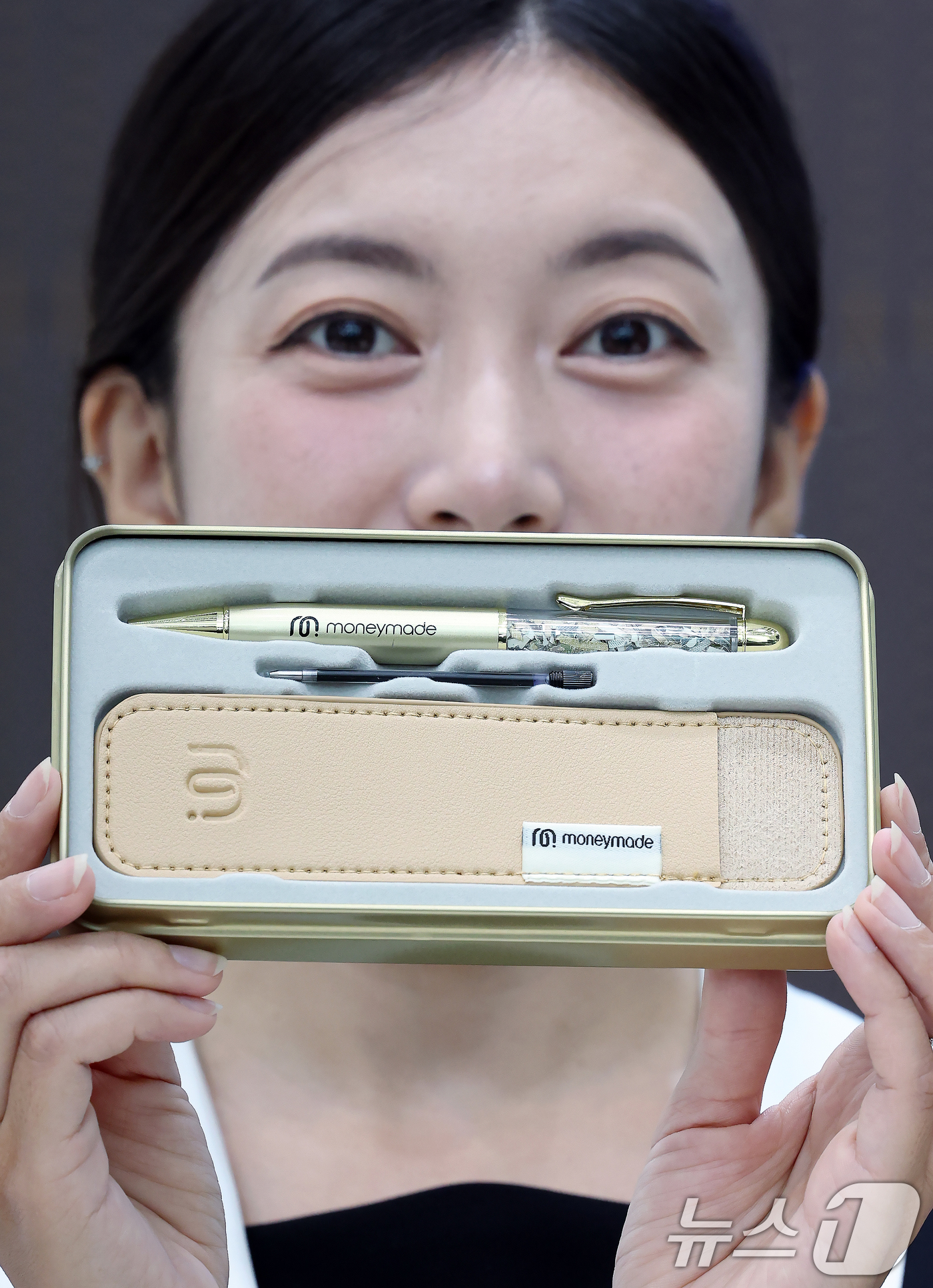 (서울=뉴스1) 박정호 기자 = 8일 오전 서울 마포구 독막로 한국조폐공사 화폐제품판매관에서 모델이 '황금볼펜 에디션'을 소개하고 있다.화폐 제조 과정에서 발생하는 부산물을 재활용 …