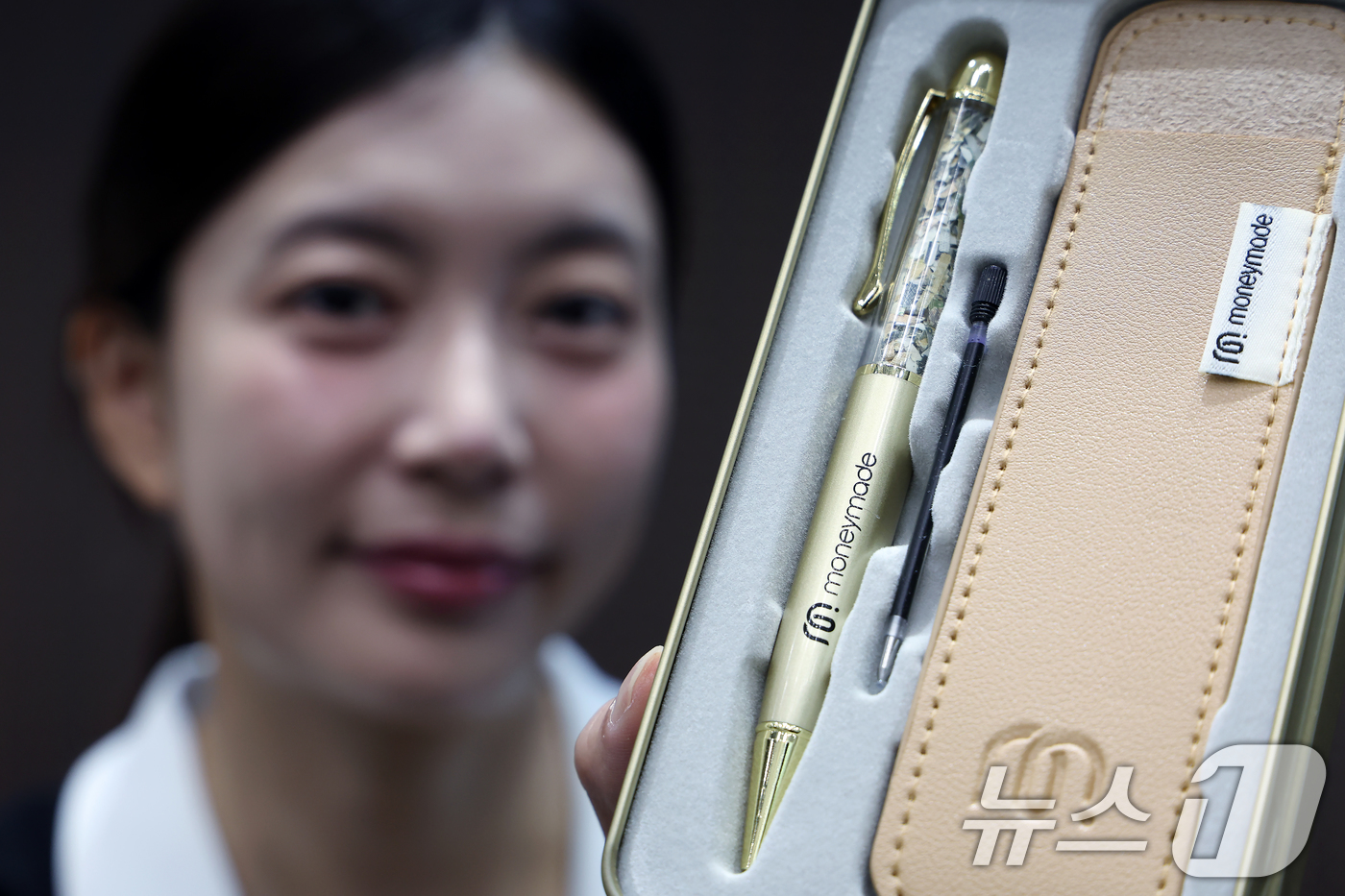 (서울=뉴스1) 박정호 기자 = 8일 오전 서울 마포구 독막로 한국조폐공사 화폐제품판매관에서 모델이 '황금볼펜 에디션'을 소개하고 있다.화폐 제조 과정에서 발생하는 부산물을 재활용 …