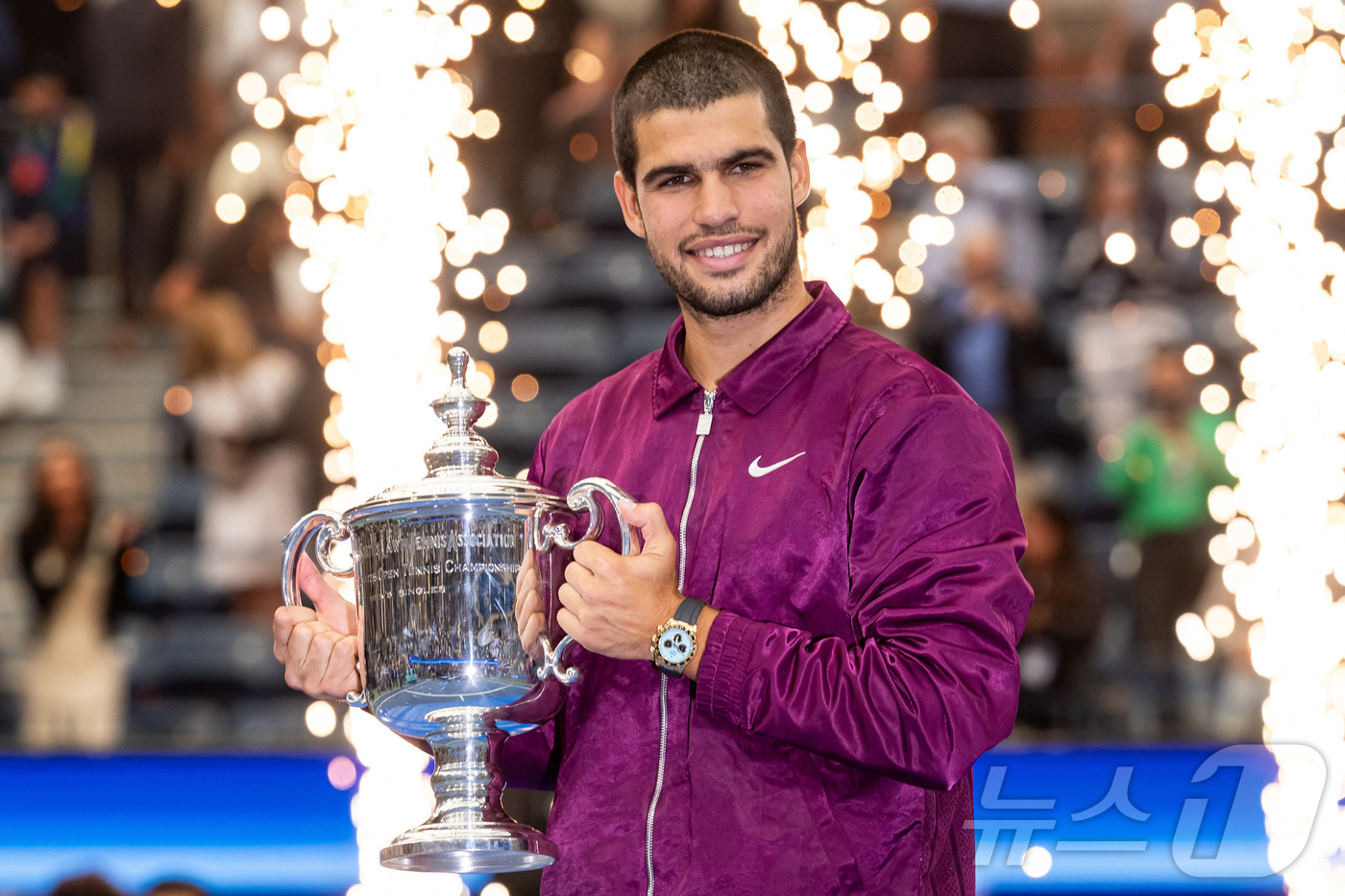 (플러싱 로이터=뉴스1) 강서연 기자 = 카를로스 알카라스가 7일(현지시간) 빌리 진 킹 내셔널 테니스 센터에서 열린 남자 단식 결승에서 우승한 후 US 오픈 트로피를 들어보이고 …