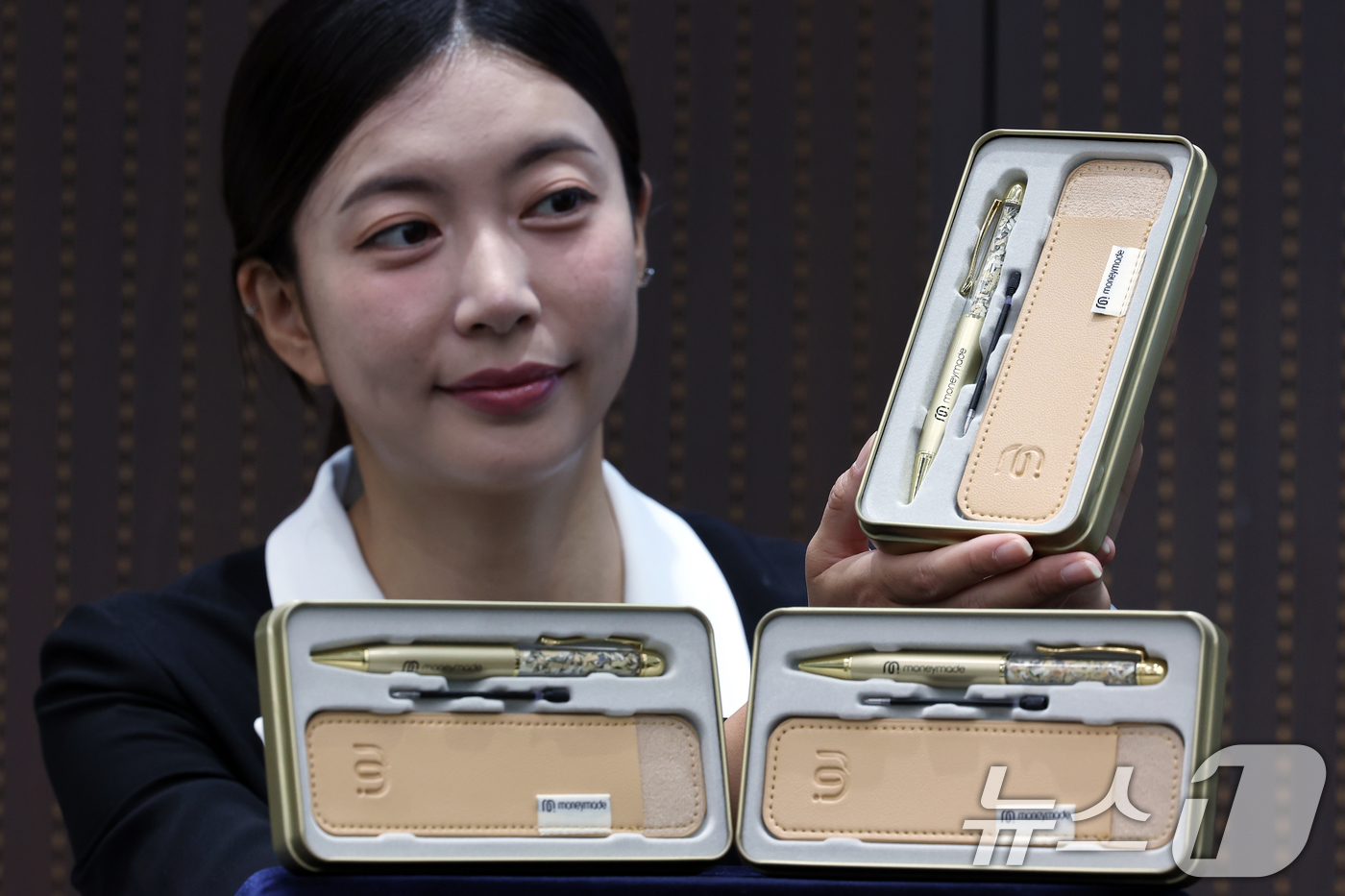(서울=뉴스1) 박정호 기자 = 8일 오전 서울 마포구 독막로 한국조폐공사 화폐제품판매관에서 모델이 '황금볼펜 에디션'을 소개하고 있다.화폐 제조 과정에서 발생하는 부산물을 재활용 …