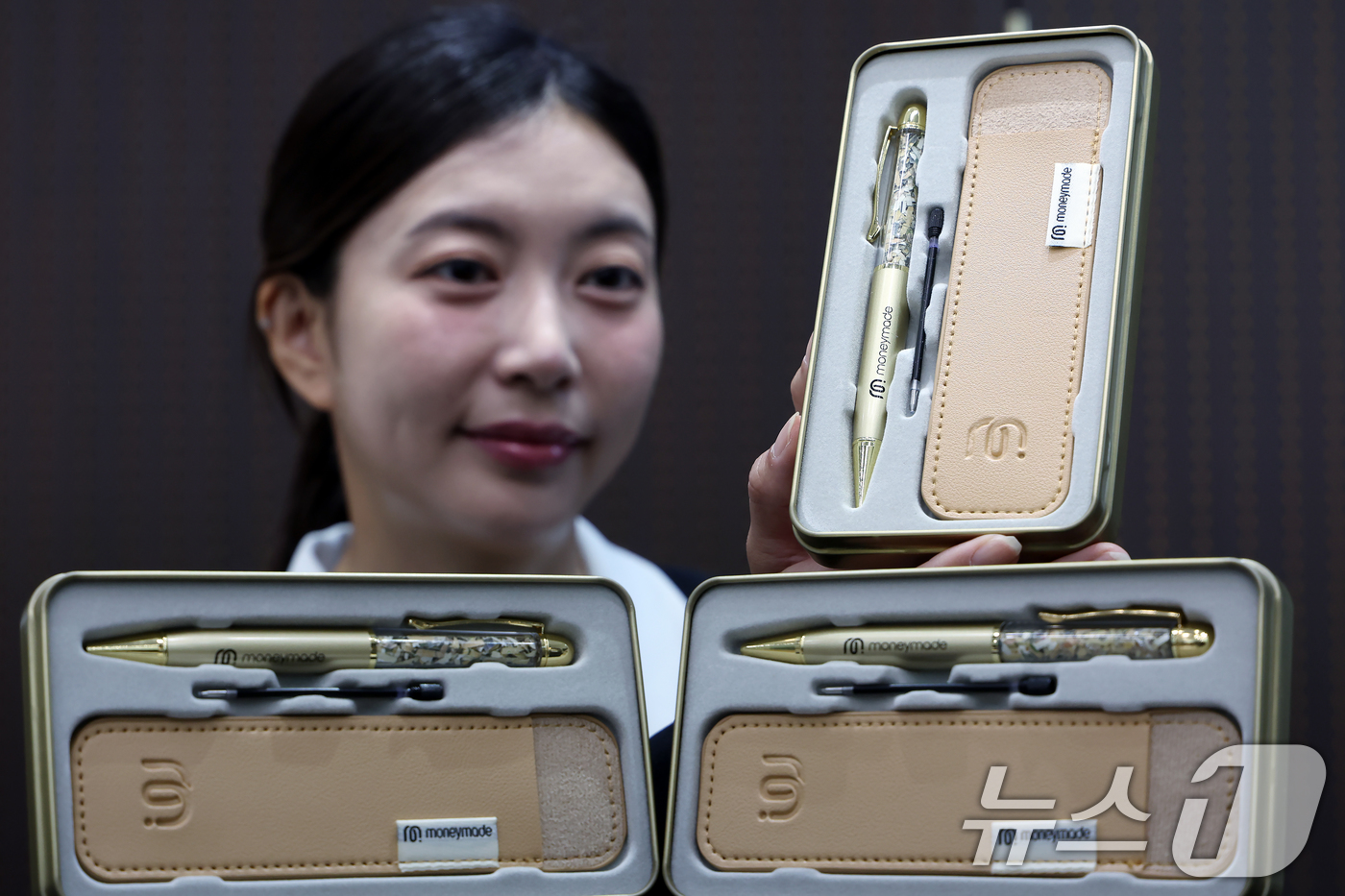 (서울=뉴스1) 박정호 기자 = 8일 오전 서울 마포구 독막로 한국조폐공사 화폐제품판매관에서 모델이 '황금볼펜 에디션'을 소개하고 있다.화폐 제조 과정에서 발생하는 부산물을 재활용 …