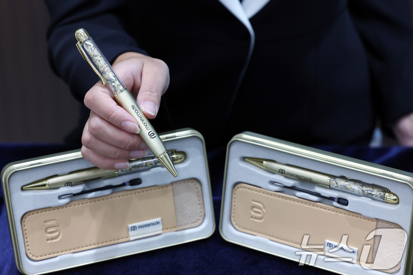 (서울=뉴스1) 박정호 기자 = 8일 오전 서울 마포구 독막로 한국조폐공사 화폐제품판매관에서 모델이 '황금볼펜 에디션'을 소개하고 있다.화폐 제조 과정에서 발생하는 부산물을 재활용 …