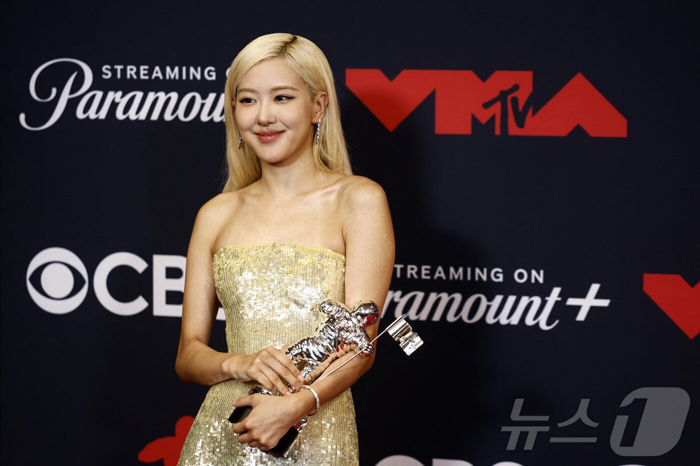 본문 이미지 - 로제가 7일(현지시간) 미국 뉴욕 엘몬트에서 열린 '2025 MTV 비디오 뮤직 어워즈'에서 'APT'로 올해의 노래 상을 수상한 뒤 포즈를 취하고 있다.  ⓒ 로이터=뉴스1 ⓒ News1  