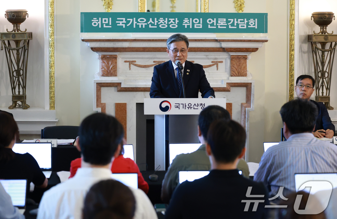 (서울=뉴스1) 권현진 기자 = 허민 국가유산청장이 8일 서울 중구 덕수궁 석조전에서 취임 언론간담회를 열고 새 정부에서 중심적으로 추진할 국가유산 정책 과제를 발표하고 있다. 2 …