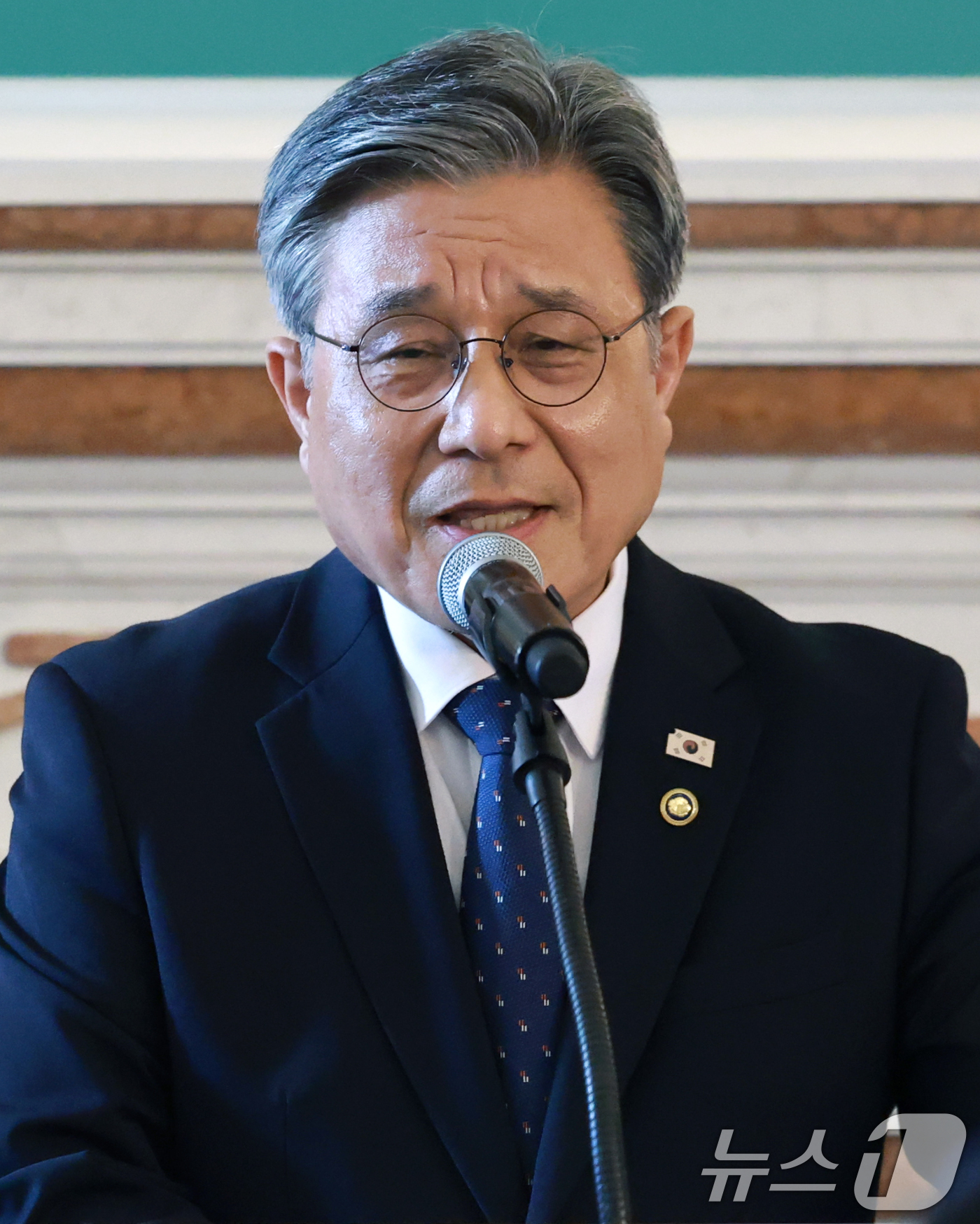 (서울=뉴스1) 권현진 기자 = 허민 국가유산청장이 8일 서울 중구 덕수궁 석조전에서 취임 언론간담회를 열고 새 정부에서 중심적으로 추진할 국가유산 정책 과제를 발표하고 있다. 2 …