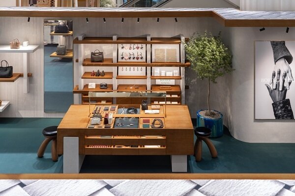 본문 이미지 - 보테가 베네타 인트레치아토 50주년 팝업 공간 중앙에 자리한 '라타볼라(La Tavola)' 테이블 이미지 / 사진=보테가 베네타 제공