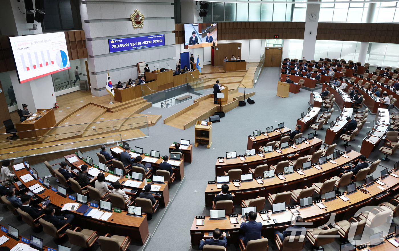 (수원=뉴스1) 김영운 기자 = 8일 경기 수원시 영통구 경기도의회 본회의장에서 김동연 경기도지사 등이 참석한 가운데 '제386회 임시회 제2차 본회의'가 진행되고 있다. 2025 …
