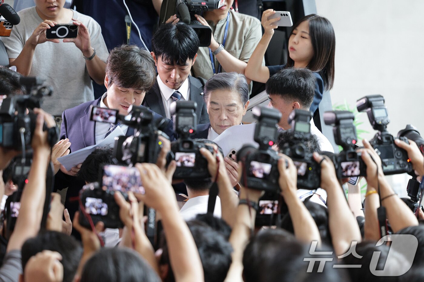 본문 이미지 - 김형석 독립기념관장이 8일 서울 여의도 국회에서 기자회견을 마친 후 퇴진을 요구하는 시민단체 회원들의 항의에 막혀 있다. 2025.9.8/뉴스1 ⓒ News1 신웅수 기자