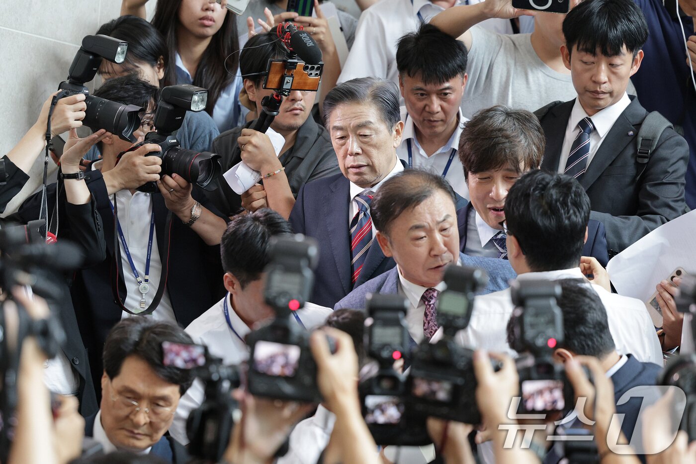 본문 이미지 - 김형석 독립기념관장이 8일 서울 여의도 국회에서 기자회견을 마친 후 퇴진을 요구하는 시민단체 회원들의 항의에 막혀 있다. 2025.9.8/뉴스1 ⓒ News1 신웅수 기자