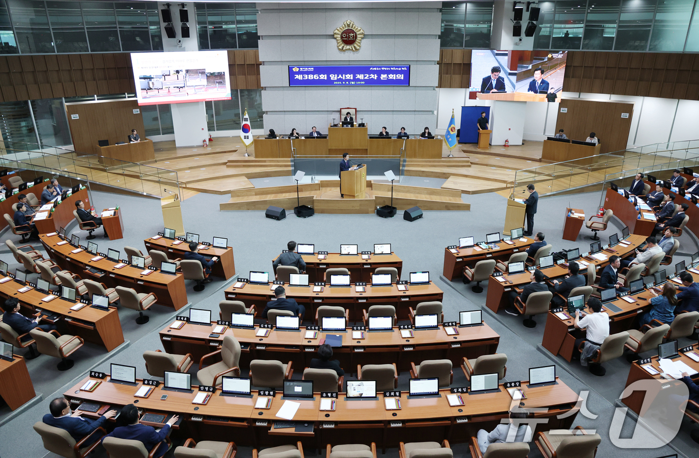 (수원=뉴스1) 김영운 기자 = 8일 경기 수원시 영통구 경기도의회 본회의장에서 김동연 경기도지사 등이 참석한 가운데 '제386회 임시회 제2차 본회의'가 진행되고 있다. 2025 …