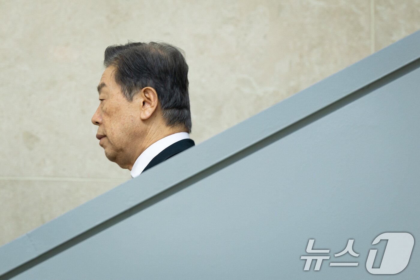 본문 이미지 - 김형석 독립기념관장이 8일 서울 여의도 국회에서 기자회견을 마친 후 이동하고 있다. ⓒ News1 유승관 기자