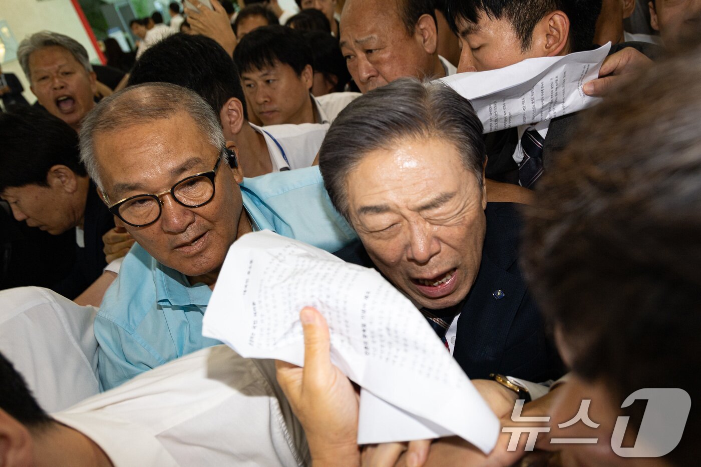 본문 이미지 - 김형석 독립기념관장이 8일 서울 여의도 국회에서 기자회견을 마친 후 퇴진을 요구하는 시민단체 회원들의 항의을 뚫고 차량으로 향하고 있다. ⓒ News1 유승관 기자