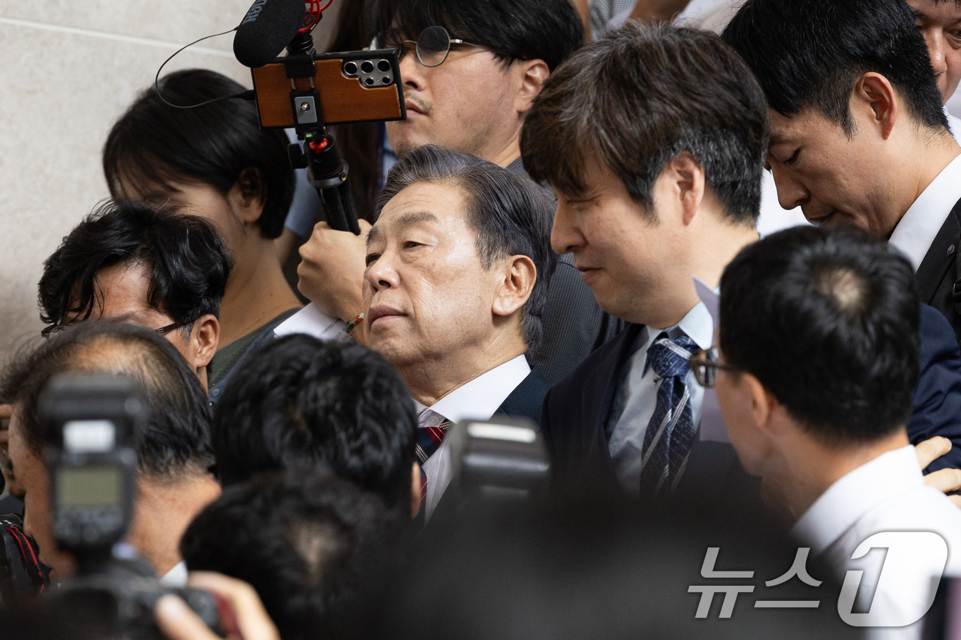 (서울=뉴스1) 유승관 기자 = 김형석 독립기념관장이 8일 서울 여의도 국회에서 기자회견을 마친 후 이동하고 있다. 2025.9.8/뉴스1