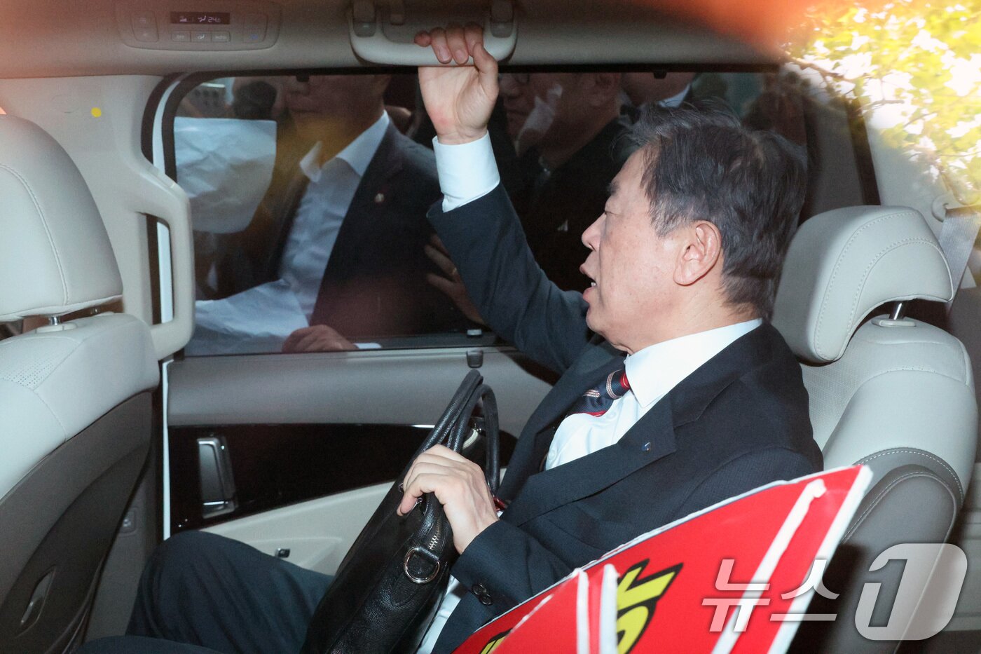 본문 이미지 - 김형석 독립기념관장이 8일 서울 여의도 국회에서 기자회견을 마친 후 퇴진을 요구하는 시민단체 회원들의 항의 속 차량에 탑승해 가쁜 숨을 몰아쉬고 있다. 2025.9.8/뉴스1 ⓒ News1 신웅수 기자