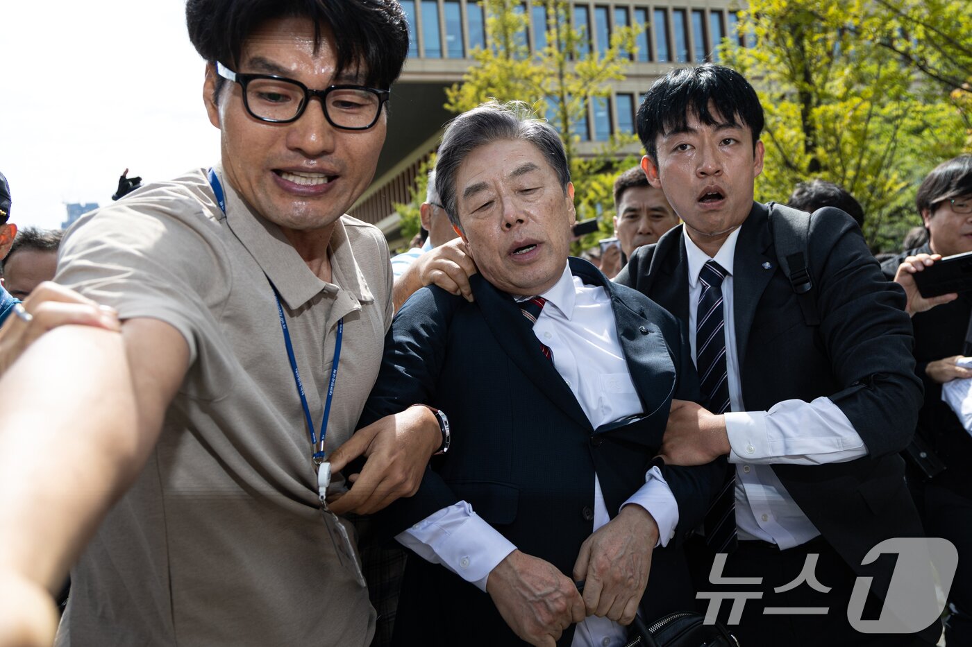 본문 이미지 - 김형석 독립기념관장이 8일 서울 여의도 국회 소통관에서 대국민 기자회견을 마치고 시민단체들의 퇴진 요구 속에 차량으로 향하고 있다. 2025.9.8/뉴스1 ⓒ News1 이승배 기자