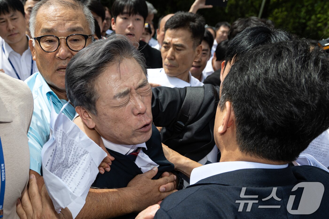 본문 이미지 - 김형석 독립기념관장이 8일 서울 여의도 국회 소통관에서 대국민 기자회견을 마치고 시민단체 및 문진석 더불어민주당 의원의 퇴진 요구 속에 차량으로 향하고 있다. ⓒ News1 이승배 기자