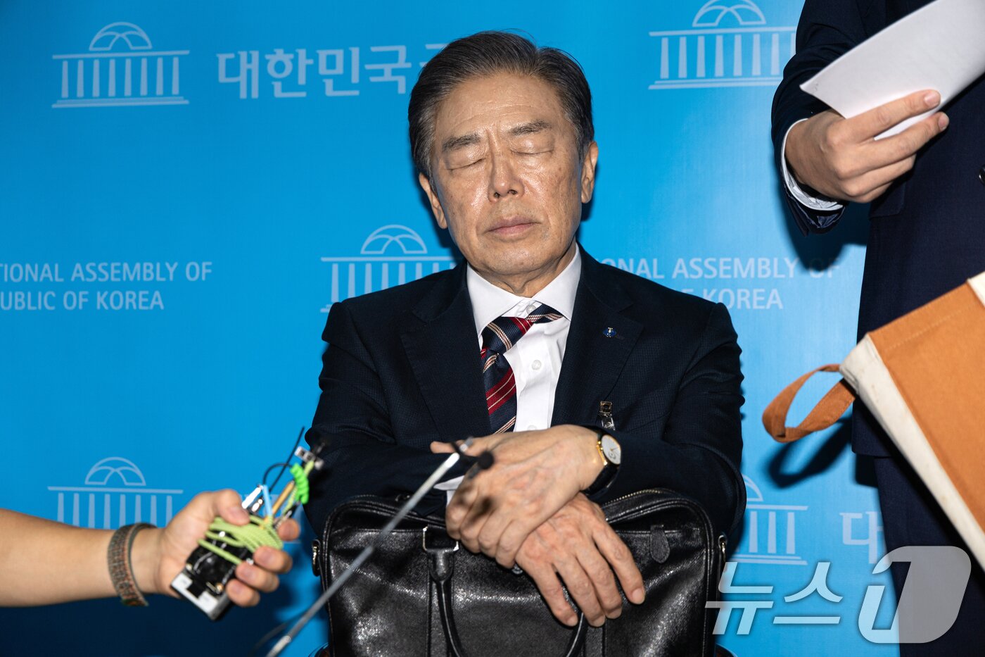 본문 이미지 - 김형석 독립기념관장이 8일 서울 여의도 국회 소통관에서 대국민 기자회견을 하기 전 생각에 잠겨있다. 2025.9.8/뉴스1 ⓒ News1 이승배 기자