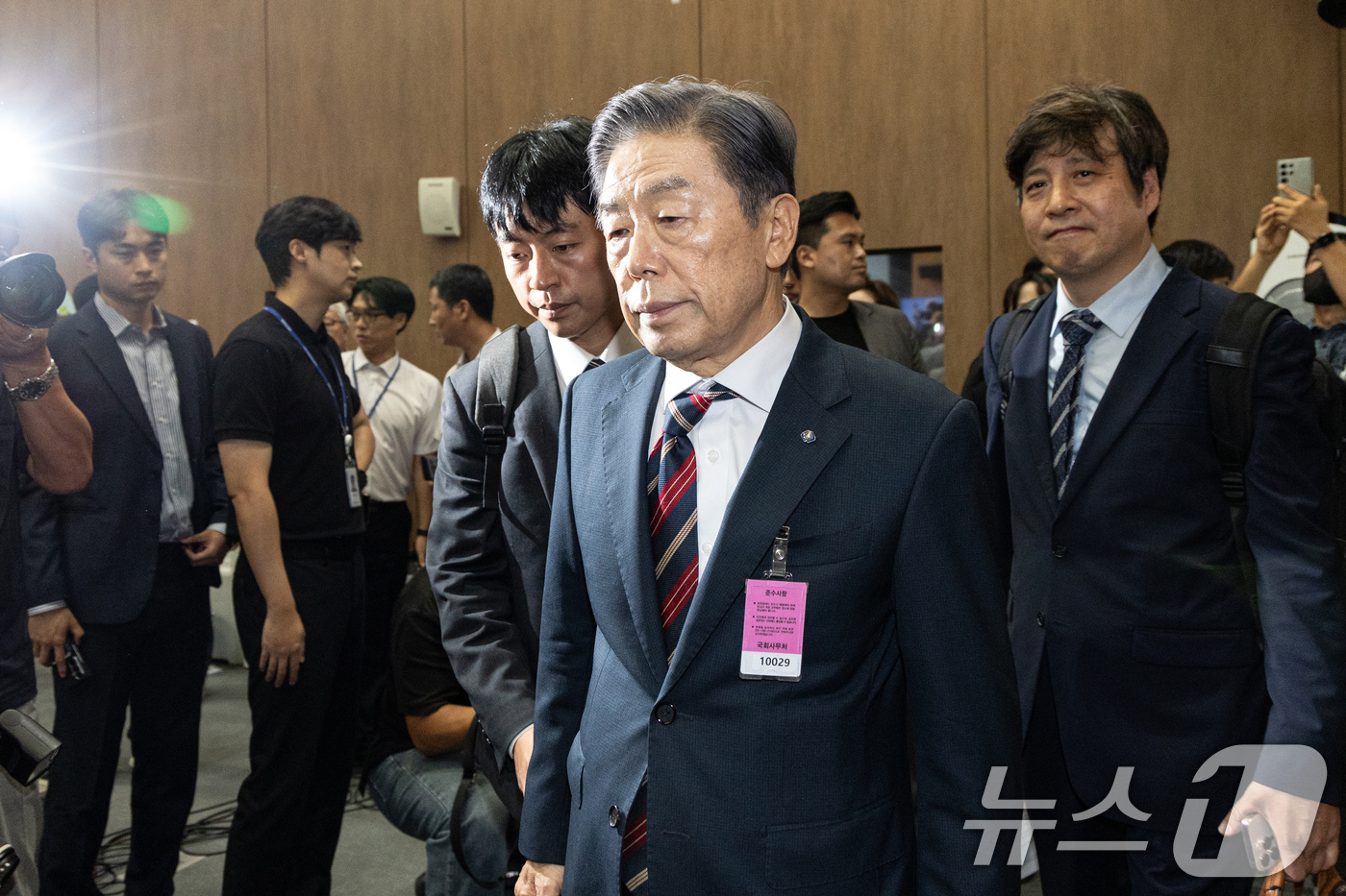 (서울=뉴스1) 이승배 기자 = 김형석 독립기념관장이 8일 서울 여의도 국회 소통관에서 대국민 기자회견을 위해 입장하고 있다. 2025.9.8/뉴스1