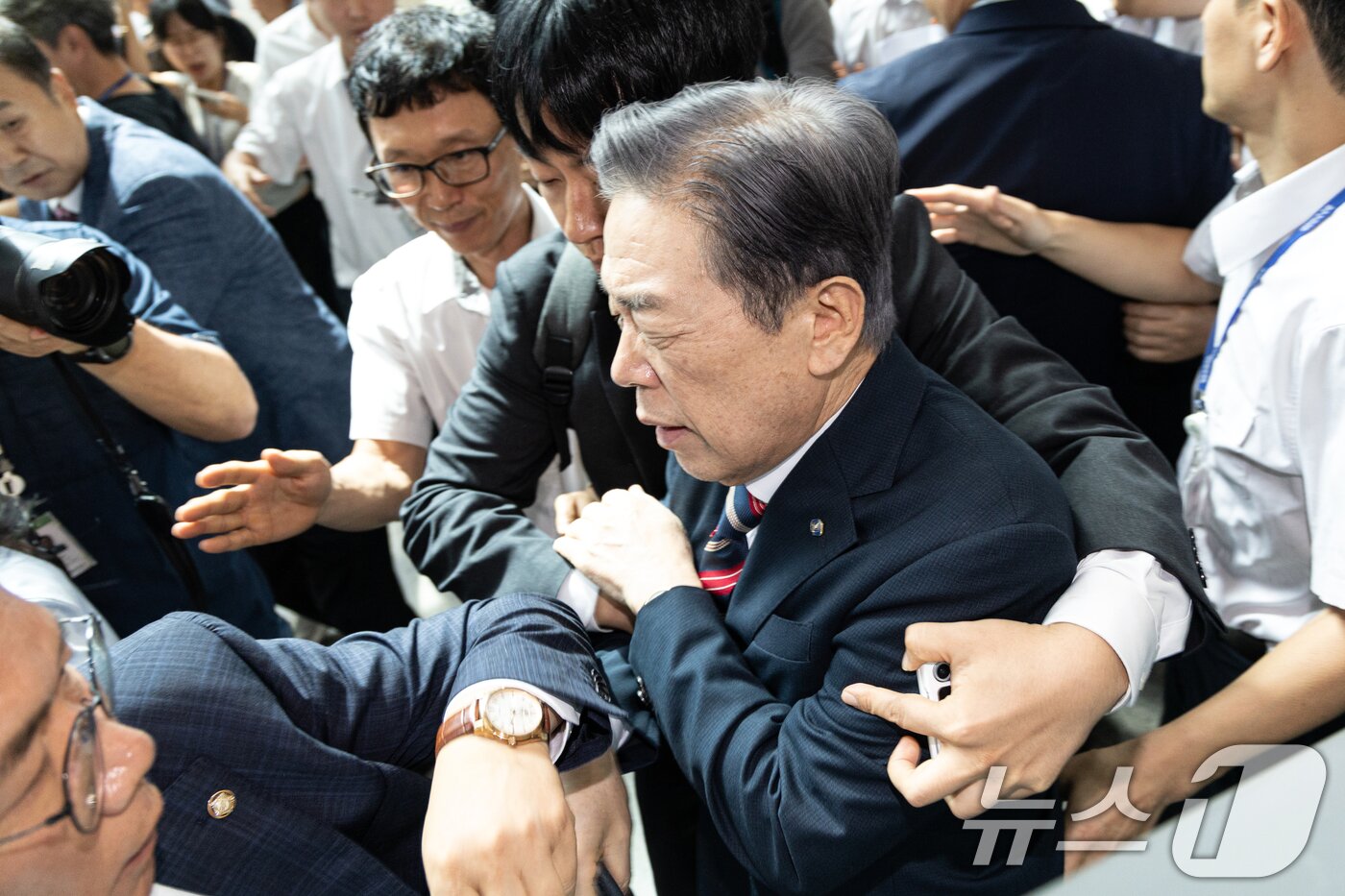 본문 이미지 - 김형석 독립기념관장이 지난해 9월8일 서울 여의도 국회 소통관에서 대국민 기자회견을 마치고 시민단체 및 의원들의 퇴진 요구 속에 차량으로 향하고 있다. 2025.9.8 ⓒ 뉴스1 이승배 기자