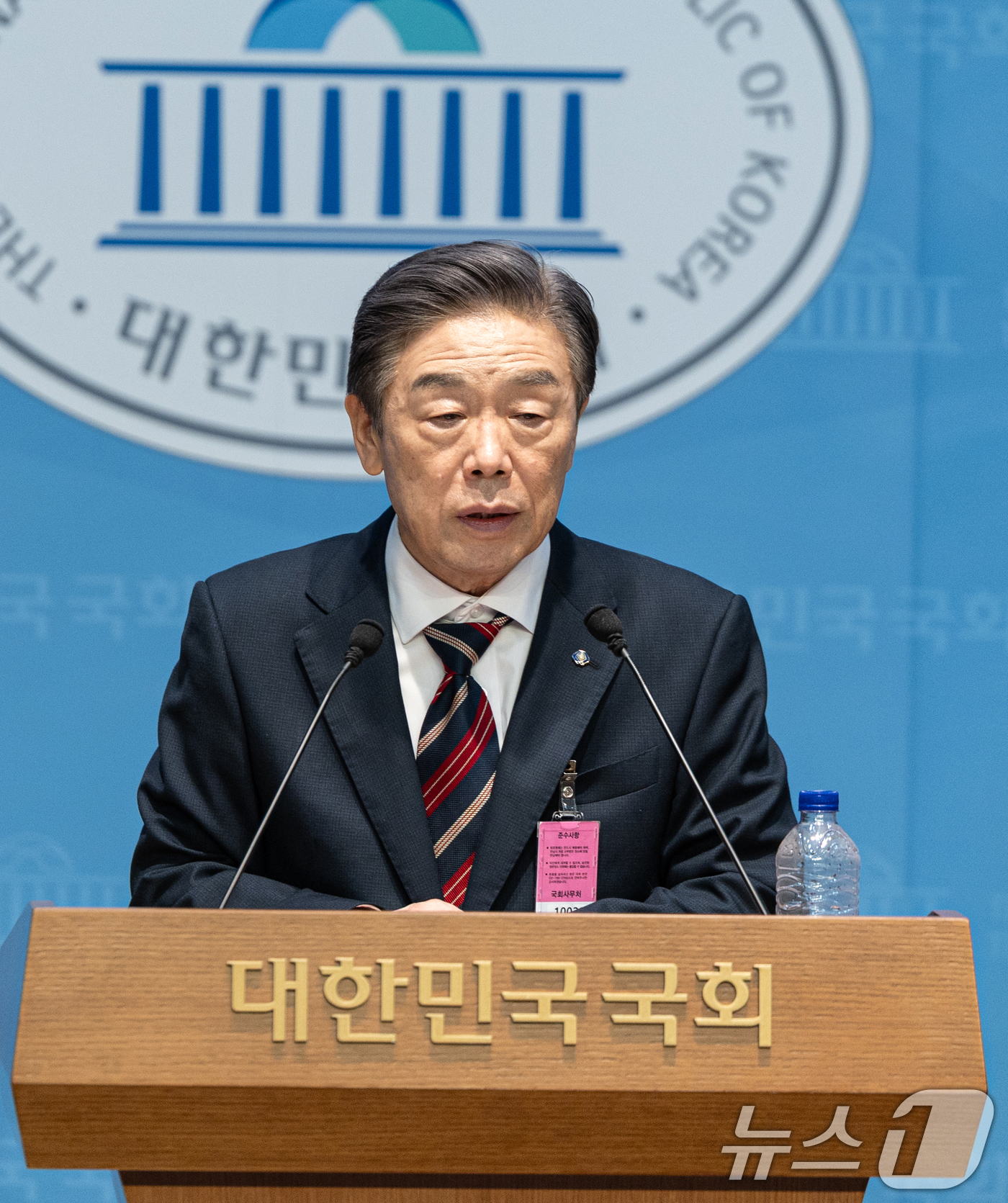 (서울=뉴스1) 이승배 기자 = 김형석 독립기념관장이 8일 서울 여의도 국회 소통관에서 대국민 기자회견을 하고 있다. 2025.9.8/뉴스1