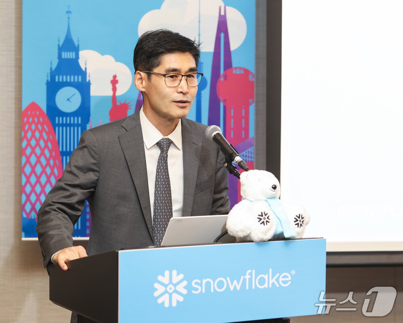 본문 이미지 - 최기영 스노우플레이크코리아 지사장이 스노우플레이크 월드투어 서울기자 간담회에서 발언하고 있다.(스노우플레이크 제공)