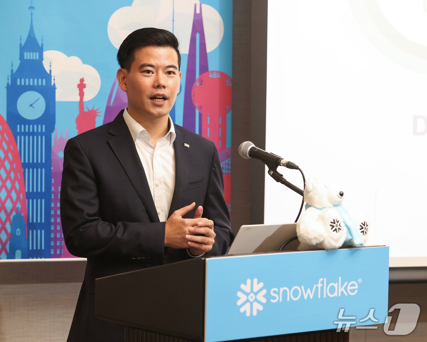 본문 이미지 - 노시희 미래에셋자산운용 디지털전략본부장이 스노우플레이크 월드투어 서울기자 간담회에서 발언하고 있다.(스노우플레이크 제공)