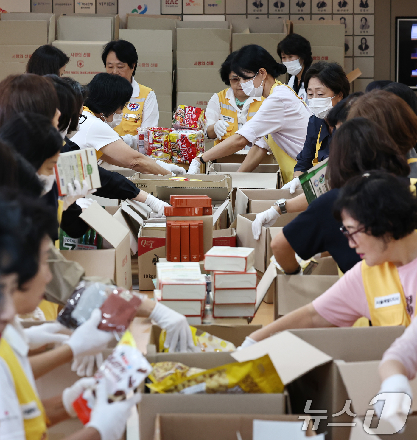 (서울=뉴스1) 구윤성 기자 = 8일 오후 서울 성동구 대한적십자사 서울지사에서 봉사자들이 다가오는 추석을 맞아 취약계층 아동·청소년에 전달할 사랑의 선물을 포장하고 있다. 202 …
