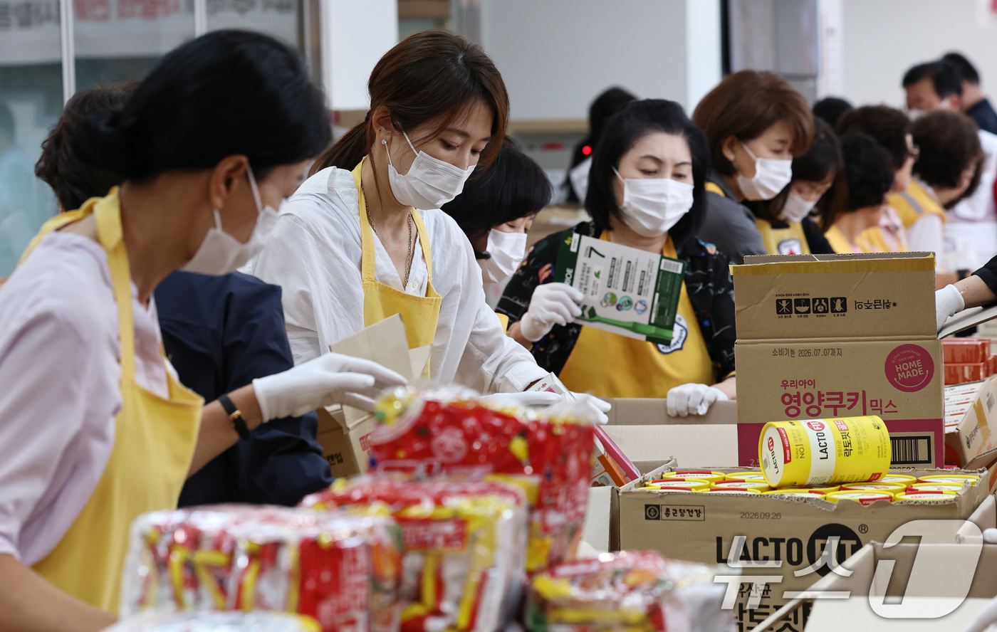 (서울=뉴스1) 구윤성 기자 = 8일 오후 서울 성동구 대한적십자사 서울지사에서 봉사자들이 다가오는 추석을 맞아 취약계층 아동·청소년에 전달할 사랑의 선물을 포장하고 있다. 202 …