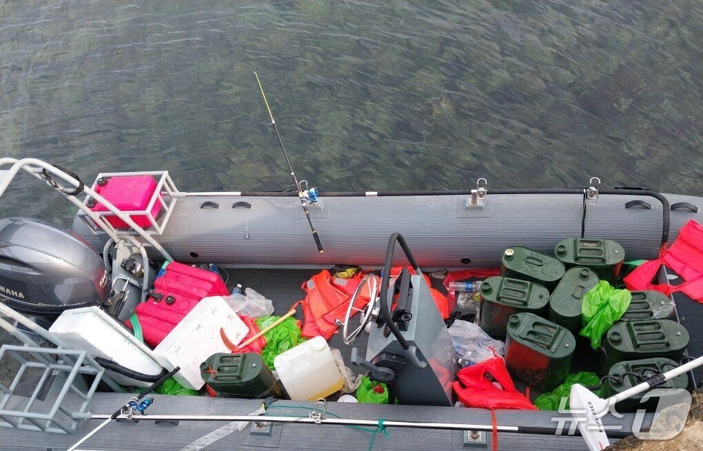 본문 이미지 -  8일 오전 제주시 한경면 용수리 해안에서 발견된 의문의 고무보트.(독자제공. 재판매 및 DB 금지)/뉴스1 