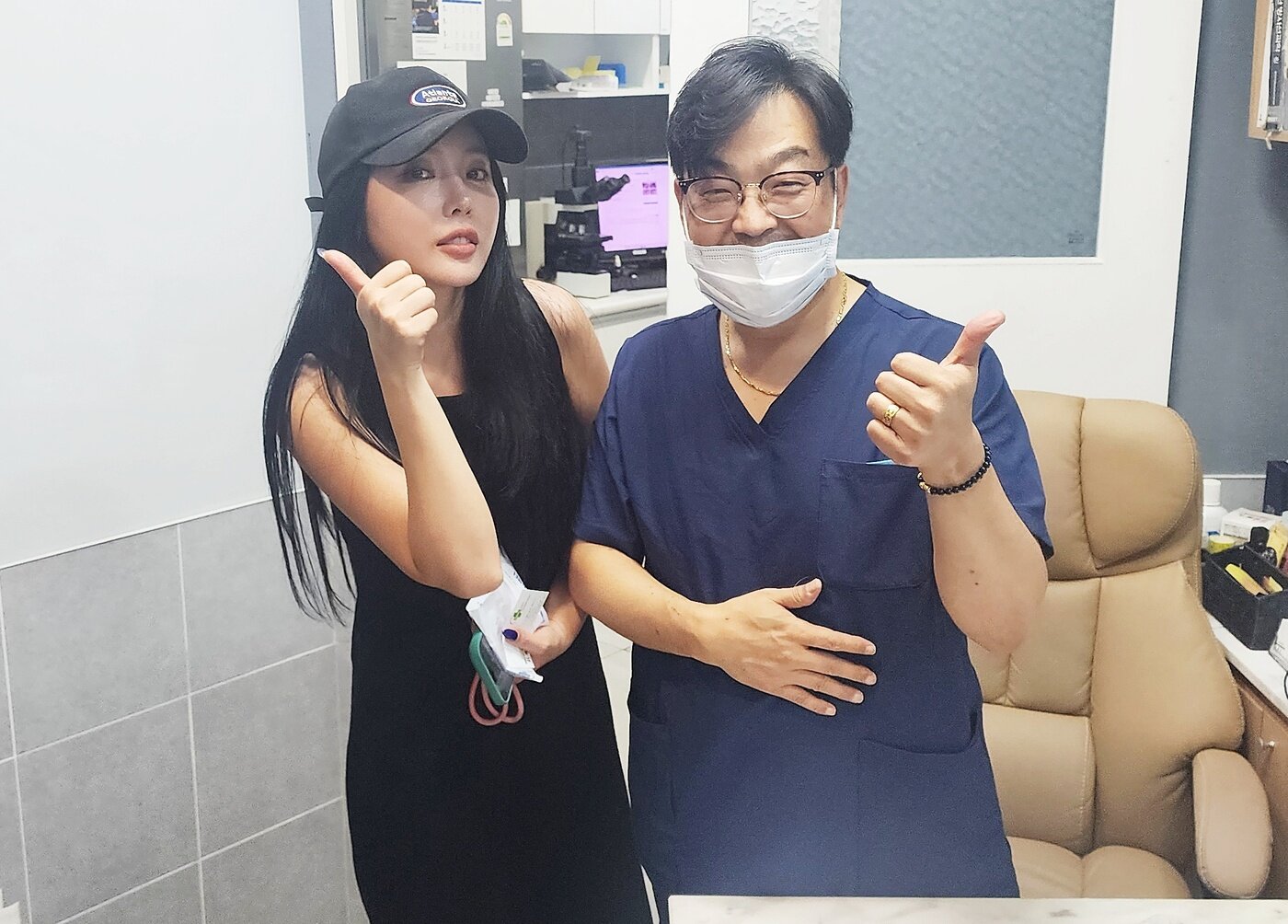 본문 이미지 - 가수 홍진영과 김홍석 리베동물메디컬센터원장(동물병원 제공) ⓒ 뉴스1