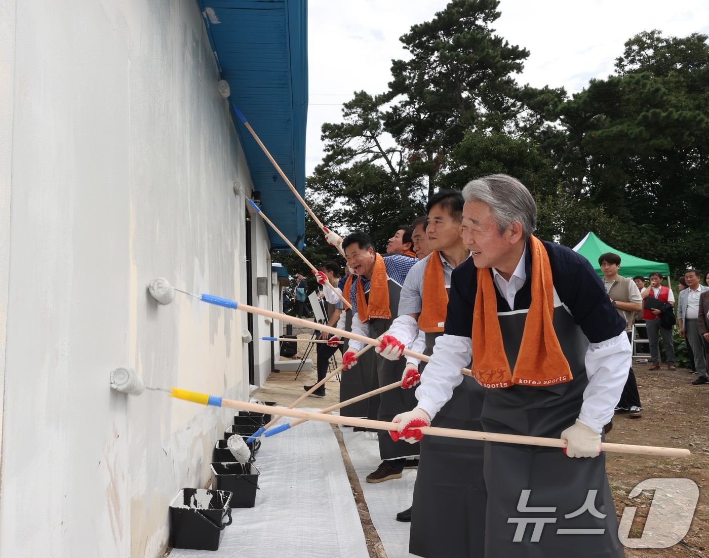 (서울=뉴스1) = 강호동 농협중앙회장이 8일 경기 평택시 포승읍에서 열린 '사랑의 집고치기 봉사활동'에 참여해 주택 담장을 페인트칠하고 있다. (농협 제공. 재판매 및 DB 금지 …