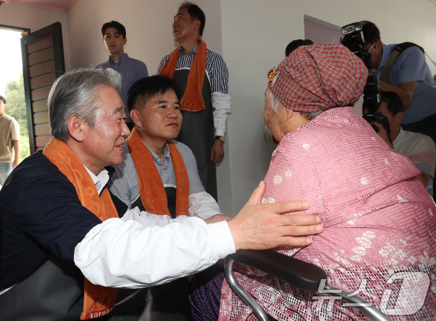 (서울=뉴스1) = 강호동 농협중앙회장이 8일 경기 평택시 포승읍에서 열린 '사랑의 집고치기 봉사활동' 현장에서 어르신을 위로하고 있다. (농협 제공. 재판매 및 DB 금지) 20 …