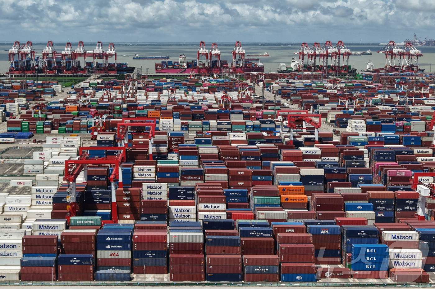 (상하이 AFP=뉴스1) 김지완 기자 = 8일 중국 상하이 항구에 컨테이너들이 쌓인 모습. 이날 중국 해관총서는 8월 중국의 수출이 전년 동기 대비 4.4% 증가했다고 밝혔다. 2 …