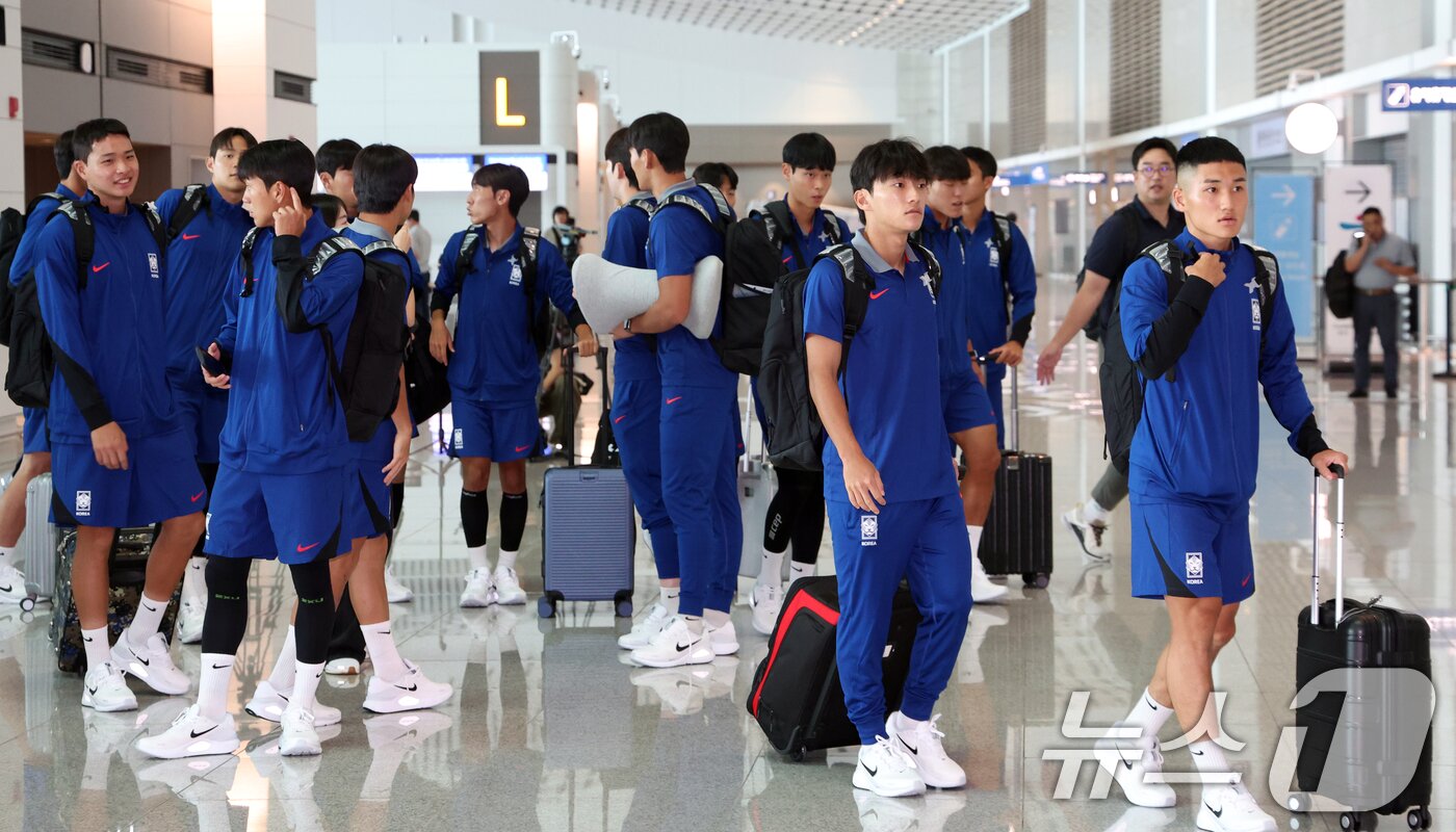 본문 이미지 - 2025 FIFA 20세 이하 &#40;U-20&#41; 월드컵 대표팀이 8일 오후 인천공항에서 출국하고 있다. B조에 편성된 대표팀은 한국 시간으로 28일 우크라이나, 10월1일 파라과이, 4일 파나마와 차례로 맞붙는다. 2025.9.8/뉴스1 ⓒ News1 김명섭 기자