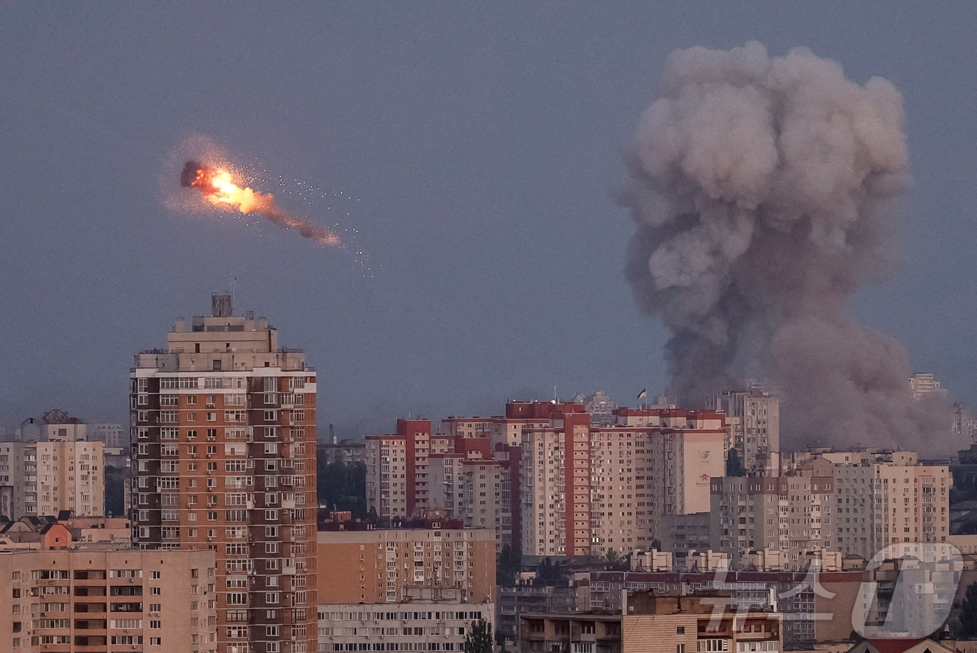 (키이우 로이터=뉴스1) 김지완 기자 = 7일(현지시간) 우크라이나 키이우 상공에서 우크라이나군이 러시아에서 발사된 미사일을 격추하는 장면. 2025.09.07ⓒ 로이터=뉴스1