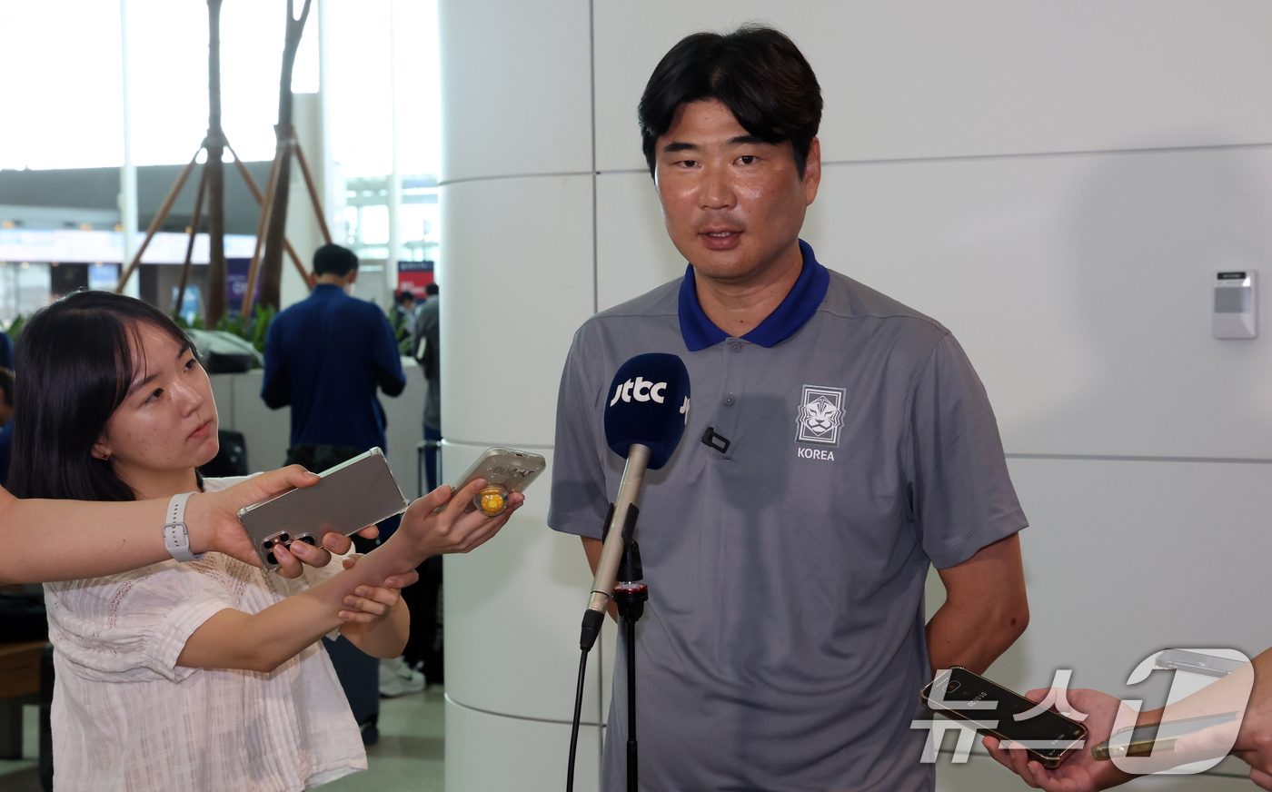 (인천공항=뉴스1) 김명섭 기자 = 이창원 2025 FIFA 20세 이하 (U-20) 월드컵 대표팀 감독이 8일 오후 인천공항에서 출국에 앞서 인텨뷰를 하고 있다.B조에 편성된 대 …