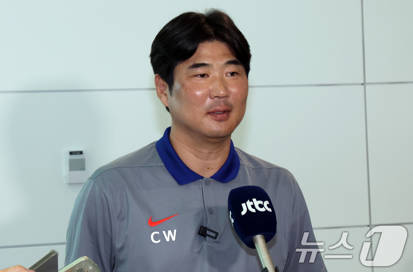 (인천공항=뉴스1) 김명섭 기자 = 이창원 2025 FIFA 20세 이하 (U-20) 월드컵 대표팀 감독이 8일 오후 인천공항에서 출국에 앞서 인텨뷰를 하고 있다.B조에 편성된 대 …