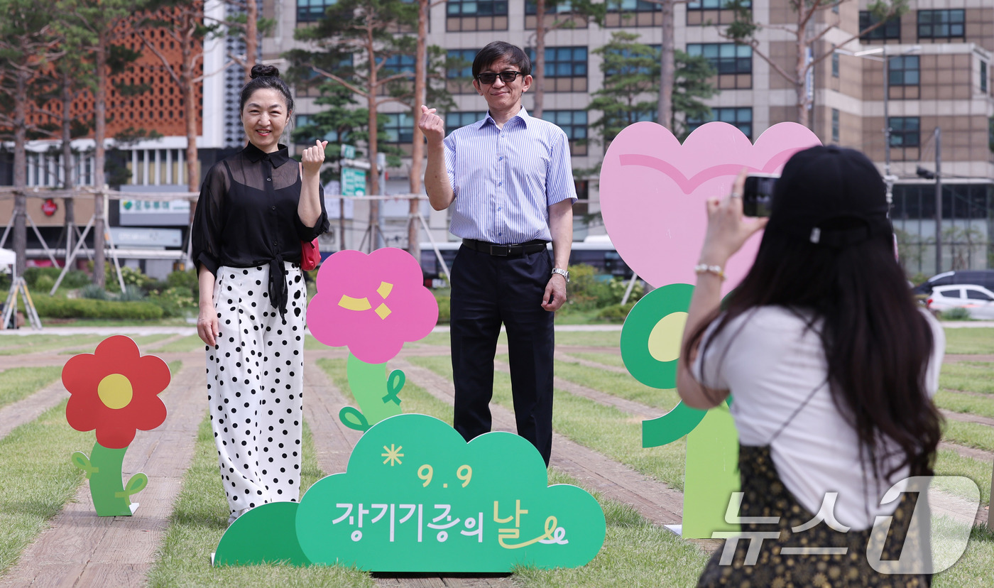 (서울=뉴스1) 박지혜 기자 = 8일 서울광장에서 열린 2025 서울시 장기기증의 날 행사를 찾은 장기이식자들이 미소 짓고 있다.사랑의장기기증운동본부에 따르면 서울시는 2014년 …