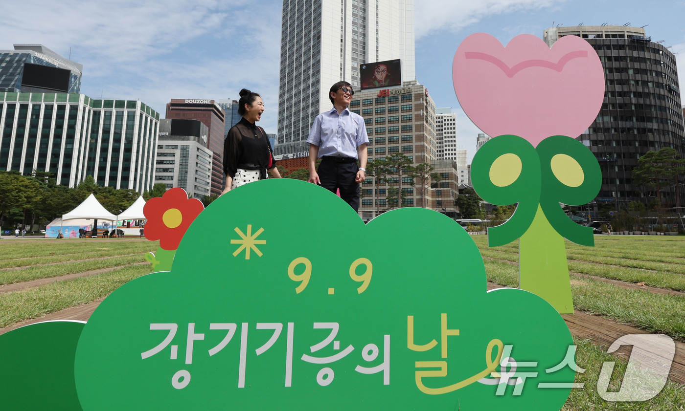 (서울=뉴스1) 박지혜 기자 = 8일 서울광장에서 열린 2025 서울시 장기기증의 날 행사를 찾은 장기이식자들이 미소 짓고 있다.사랑의장기기증운동본부에 따르면 서울시는 2014년 …