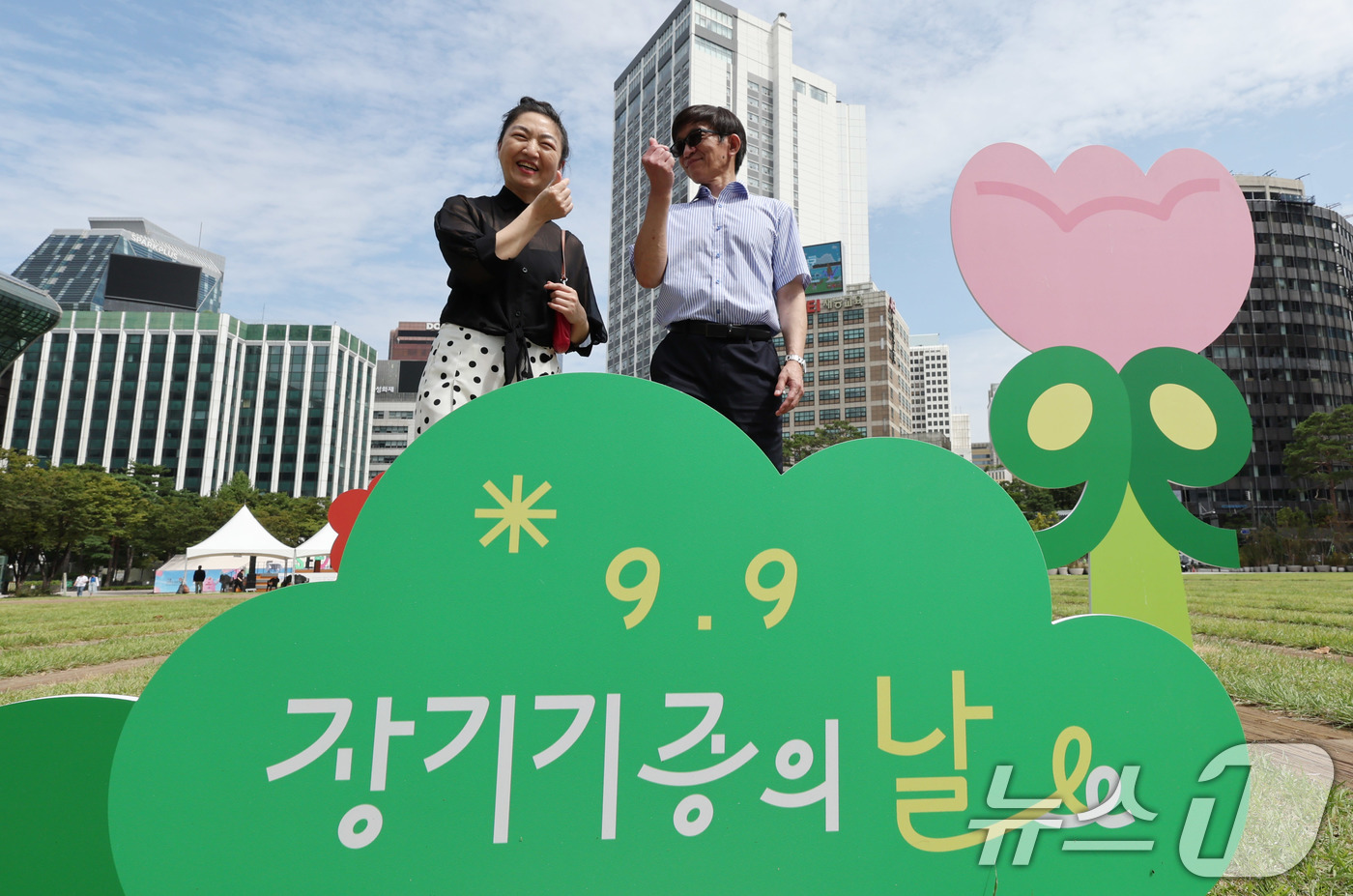 (서울=뉴스1) 박지혜 기자 = 8일 서울광장에서 열린 2025 서울시 장기기증의 날 행사를 찾은 장기이식자들이 미소 짓고 있다.사랑의장기기증운동본부에 따르면 서울시는 2014년 …