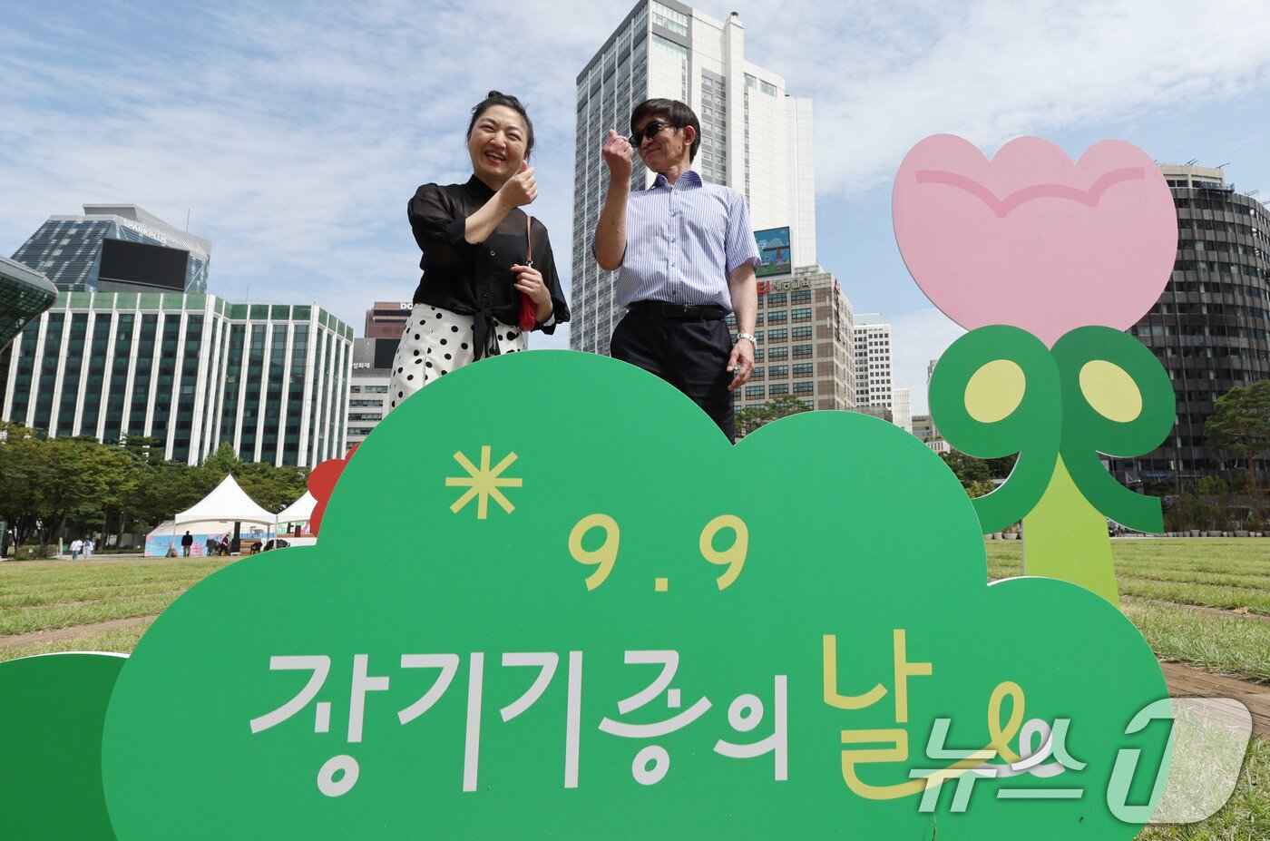 본문 이미지 - 8일 서울광장에서 열린 2025 서울시 장기기증의 날 행사를 찾은 장기이식자들이 미소 짓고 있다.  2025.9.8 ⓒ 뉴스1 박지혜 기자